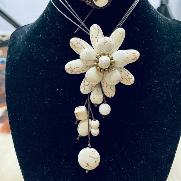 Gorgeous White Turquoise Stone Flower Necklace and Bracelet Set - Picture 4 of 6